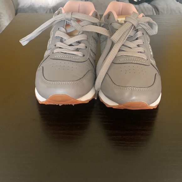 Women Levi’s tennis shoe size 8.5 fits like a 8 - Picture 2 of 10